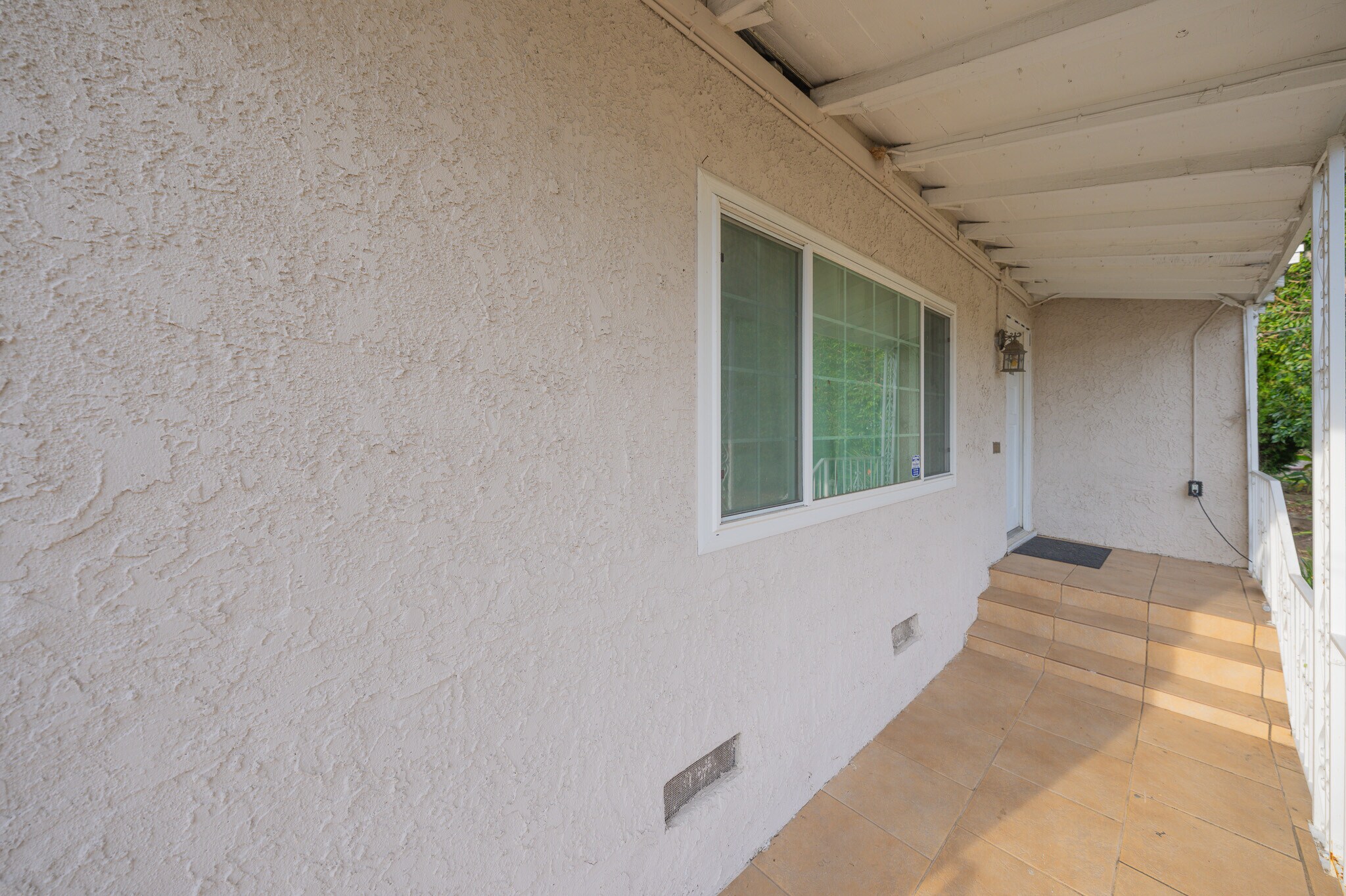Building Photo - 1027 E Elmwood Ave