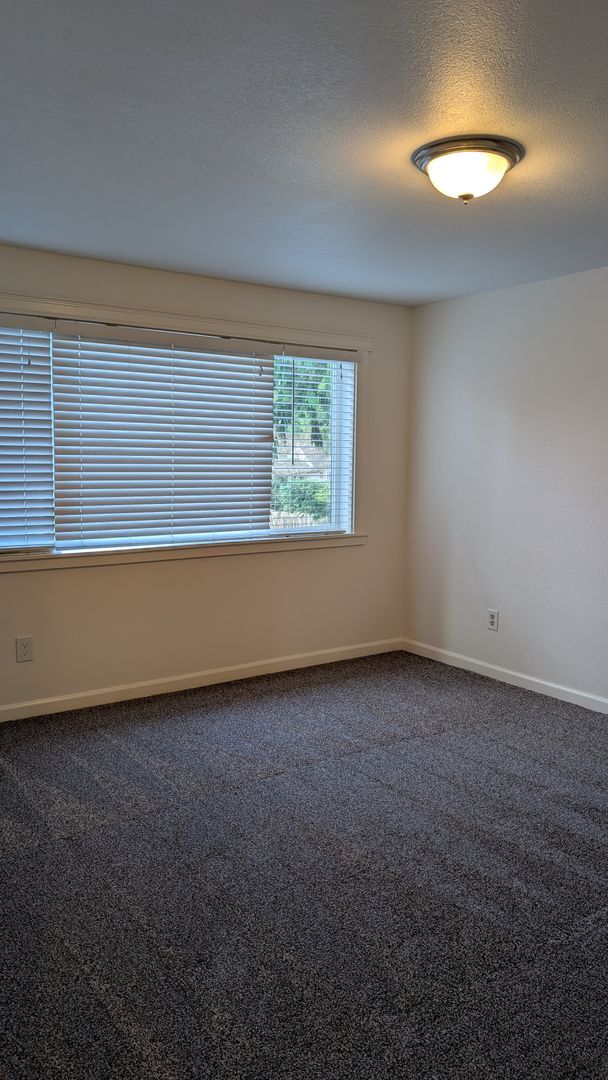 Building Photo - 3 Bedroom Townhome in Shoreline