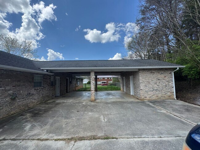 Building Photo - Commanche St Duplex