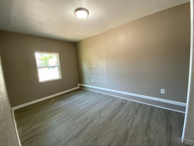 Building Photo - Charming 5 Bedroom House