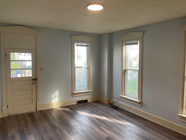 Building Photo - 146 E Main St