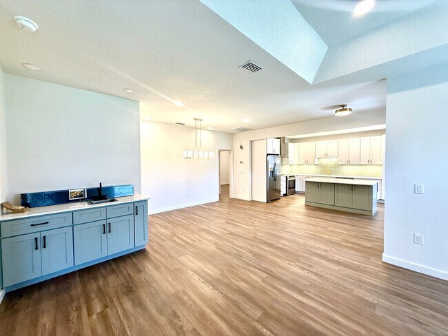 Building Photo - GORGEOUS, just completely renovated 3/2 Ho...