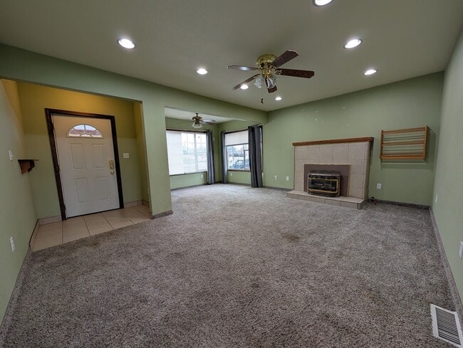 Building Photo - 3 bed 1 bath Orchards House