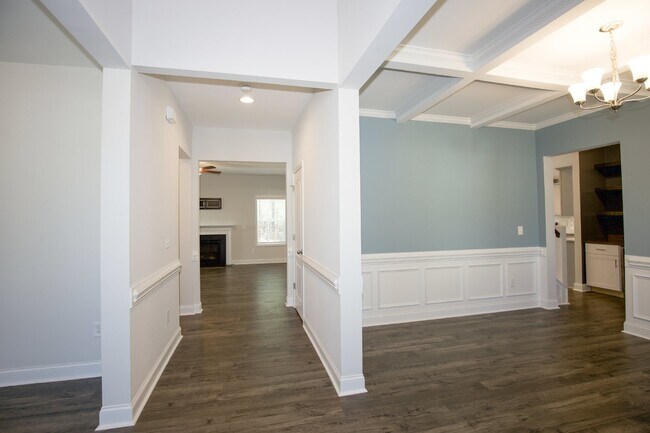 Building Photo - Charming 4 Bedroom Rental Home with Spacio...
