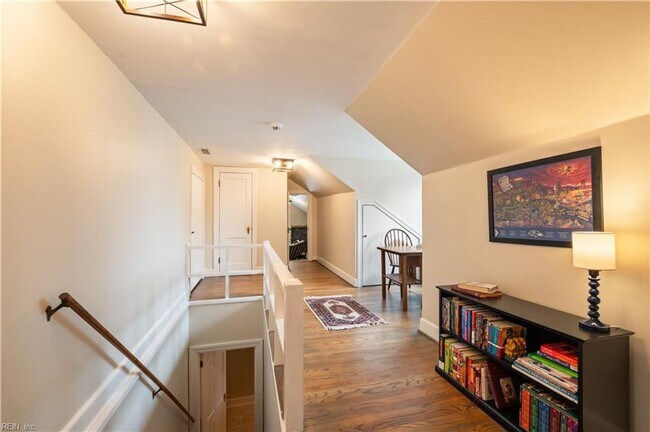 Building Photo - Beautiful Cape Cod in Larchmont