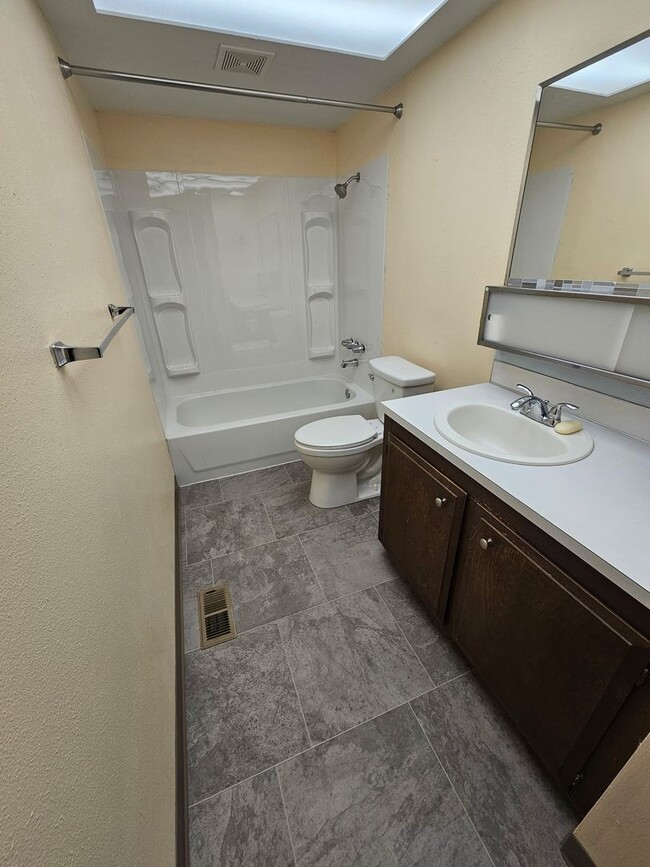 Building Photo - 3 Bedroom 1.5 Bathroom Single Family Home ...