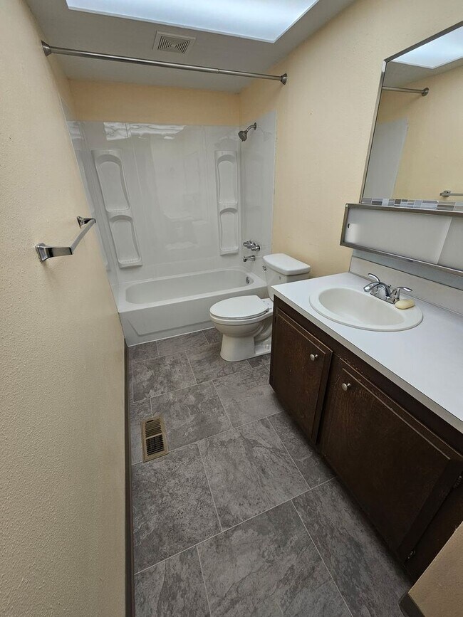 Building Photo - 3 Bedroom 1.5 Bathroom Single Family Home in Redmond!