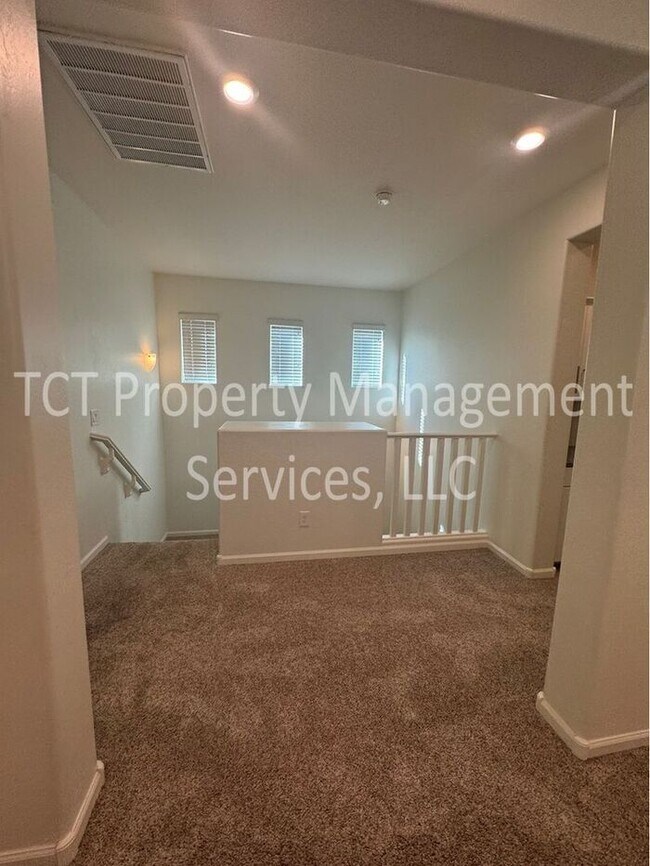 Building Photo - Beautifully maintained home in gated Layton Lakes