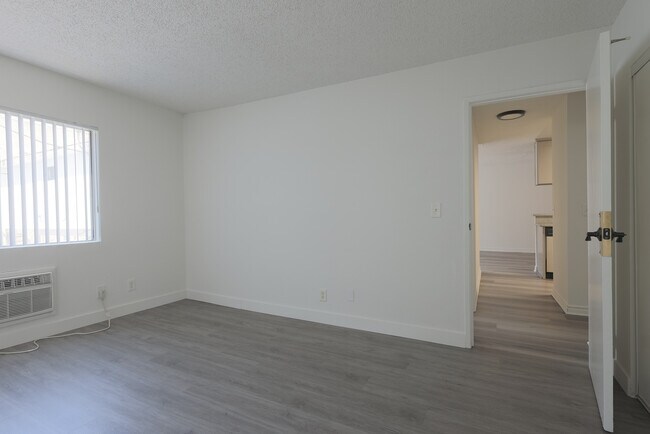 Building Photo - 943 Elden Ave