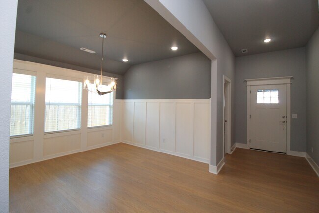 Building Photo - 427 Wagon Wheel Ave
