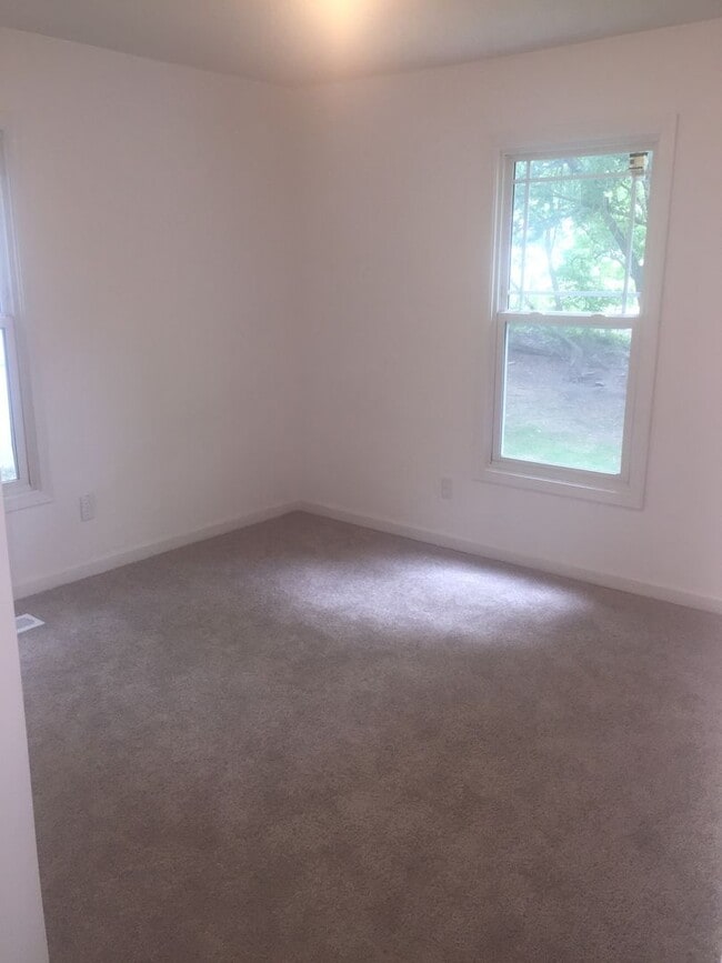 Building Photo - Cute @BR/1.5BA refinished Bungalow