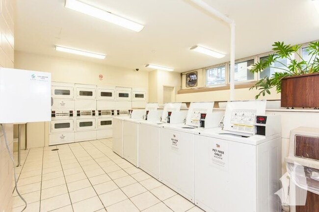 Building Photo - 4600 N Clarendon Ave