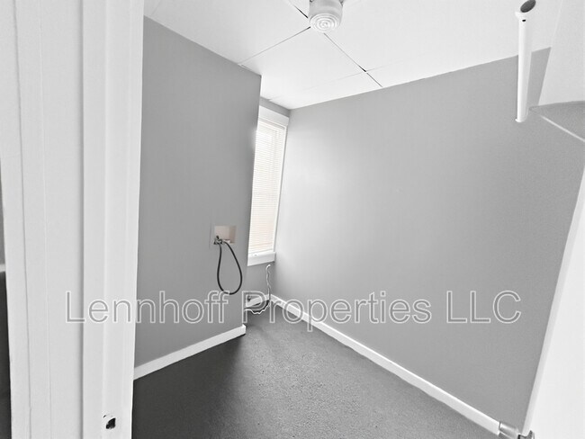 Building Photo - 142 Jewett St