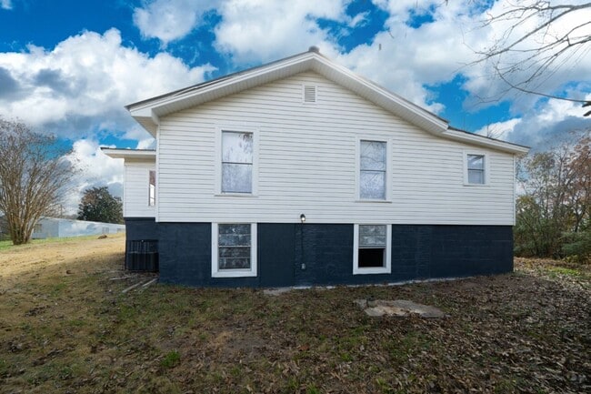 Building Photo - 4/2 House For Rent in Montevallo!