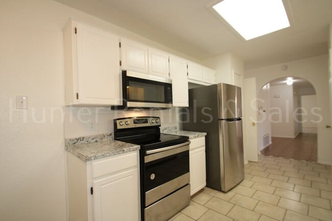 Building Photo - Bright and Open 3 Bedroom Home in Cove!