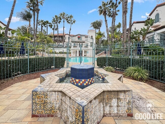 Building Photo - Bright 2Bd/2.5Ba End Unit w/Water/Sewer/Trash Included In Prestigious Tustin Community!