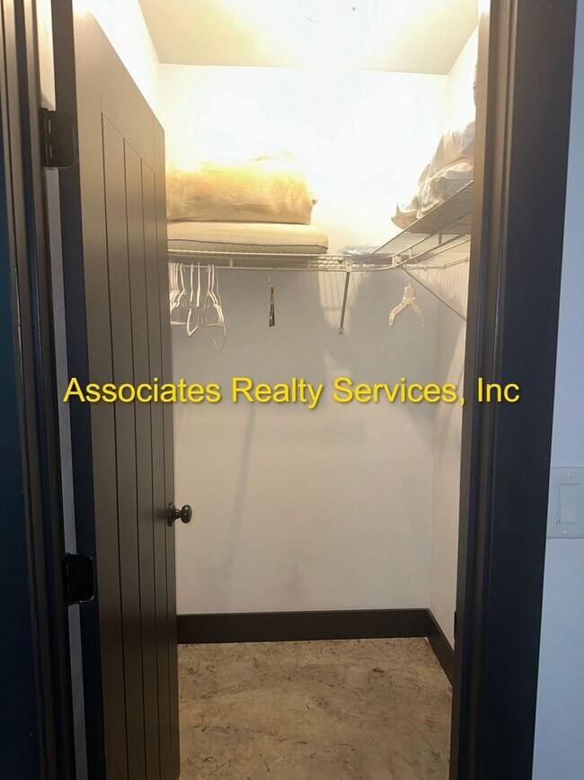 Building Photo - Modern Industrial 2Bed/2Bath Plus Loft in NW Gainesville