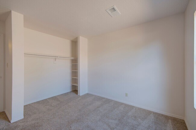 Building Photo - Amazing 3 Bedroom in Central Rio Rancho!