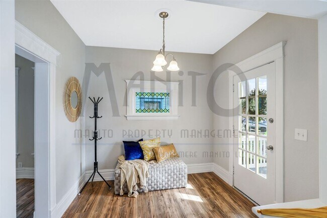 Building Photo - Charming home blocks from Kendall Yards