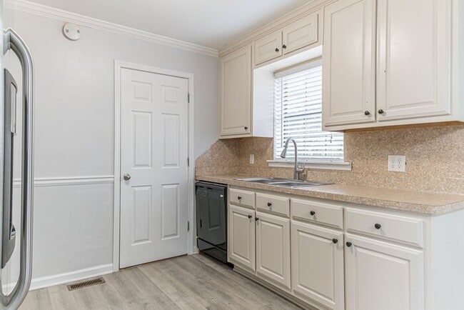 Building Photo - Ranch 3 bedroom 2 bath !