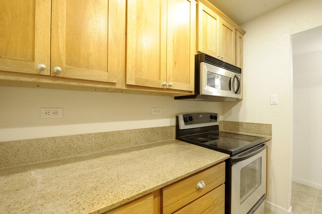 Building Photo - Gorgeous Ground Level Condo in desirable c...