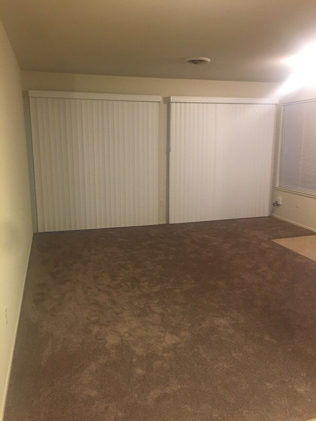 Building Photo - 3 Bedroom 2 Bath Duplex for Rent!