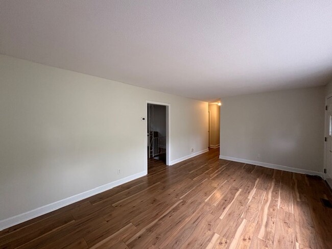 Building Photo - Spacious 4 Bed 2.5 bath Home Close to Fort...