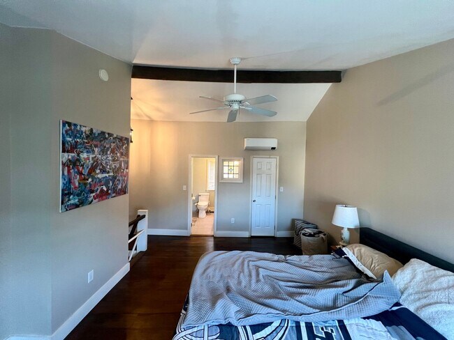 Building Photo - Gorgeous 1-Bedroom Bi-Level Apartment in Passyunk Square! Available NOW!