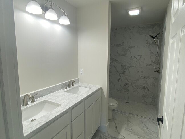 Building Photo - 9453 Shady Dr
