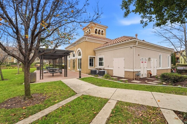 Building Photo - Spacious 2BR/2BA End-Unit Condo for rent in Warm Springs – Montebello Community