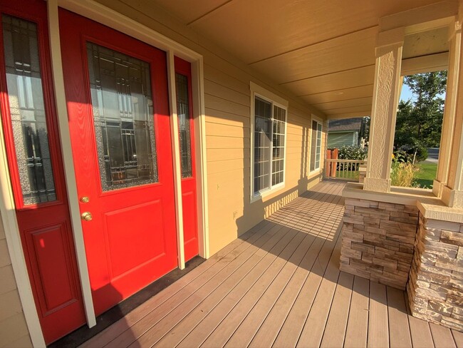 Building Photo - Large 3 Bed Home with Office, Fenced Yard, and Lawn Service!