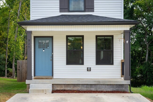 Building Photo - 925 Oak Ln