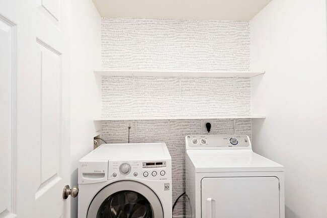 Building Photo - Pet-Friendly Home with Fenced Yard in Reedy Creek