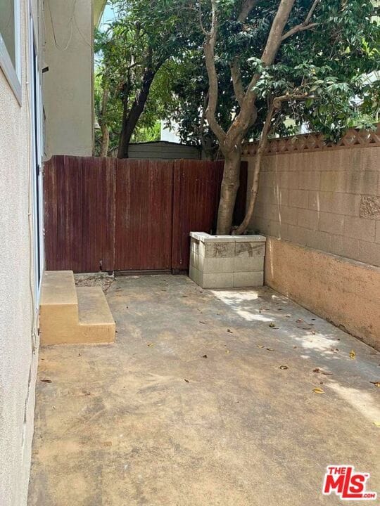 Building Photo - 1438 S Barrington Ave