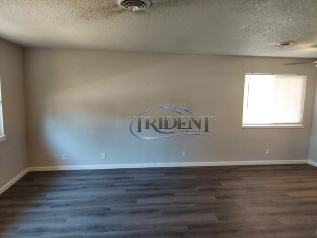 Building Photo - 2-bedroom, 1 bath condo near parks and schools