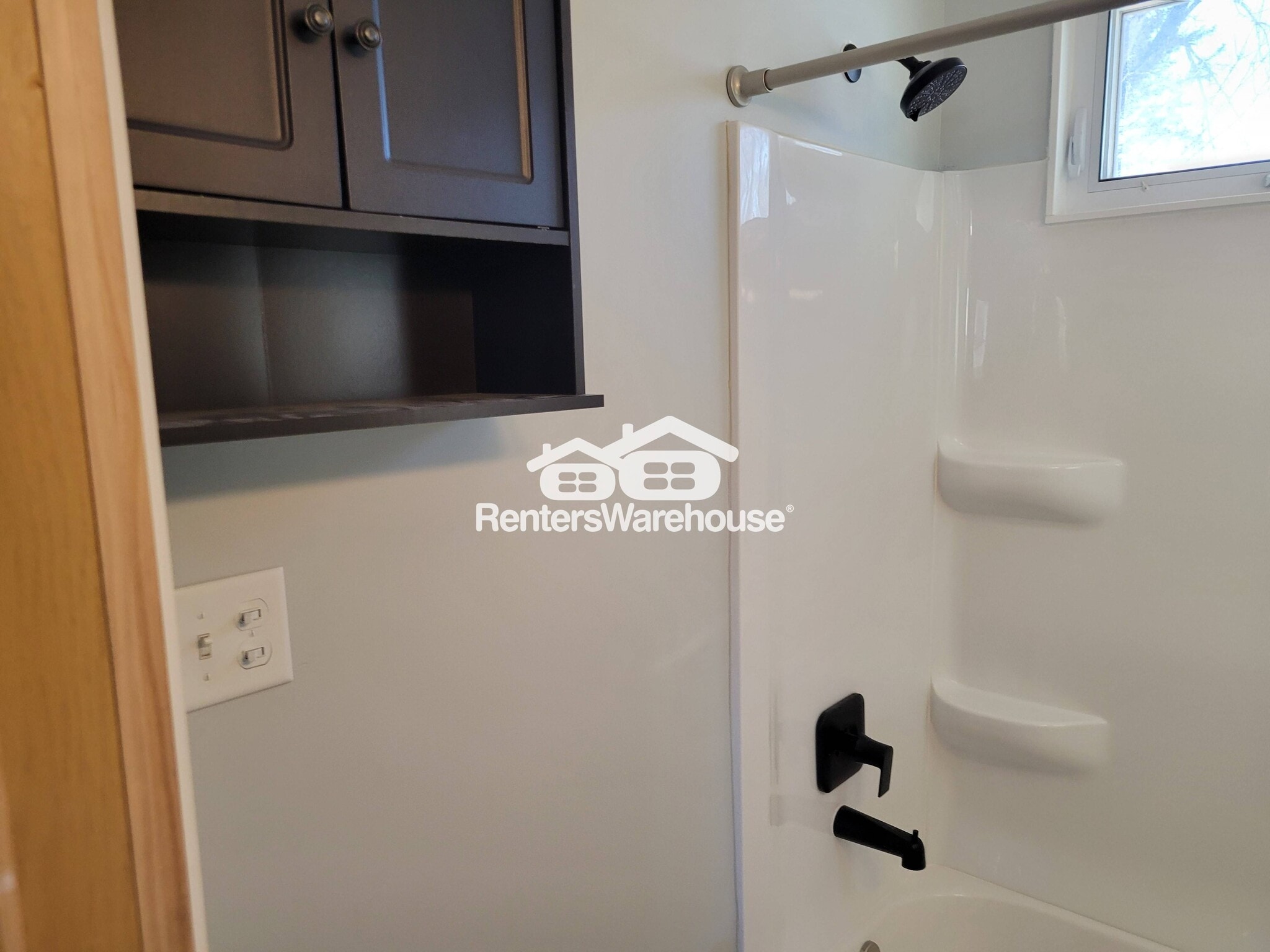 Building Photo - 206 Main St W