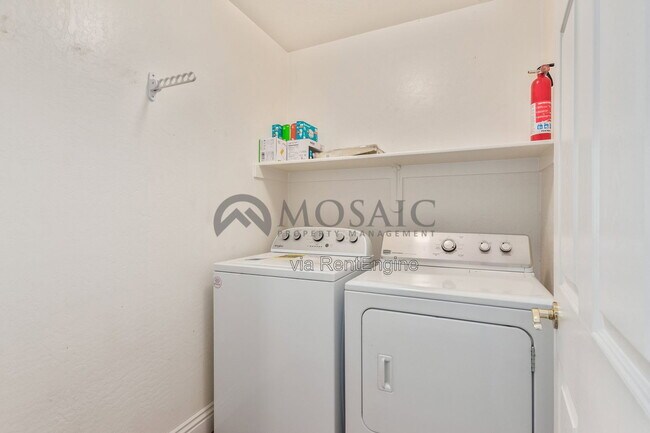 Building Photo - 3381 E Flamingo Ct