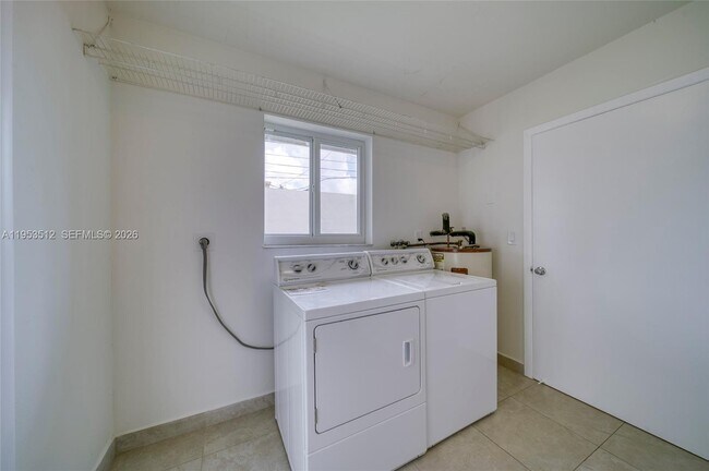 Building Photo - 9557 SW 40th Terrace