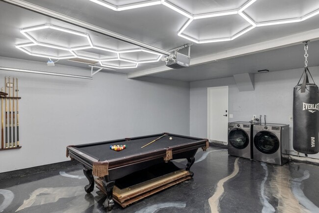 Building Photo - **Special** Bright spacious 3 bedroom 2 ba...