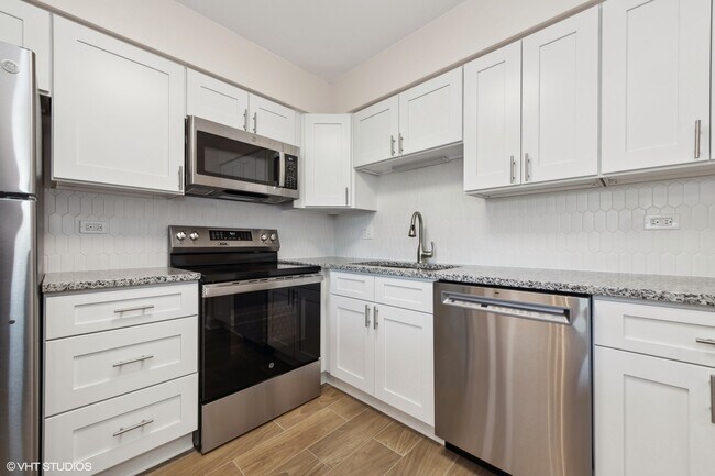 Building Photo - 224 W Ct of Shorewood
