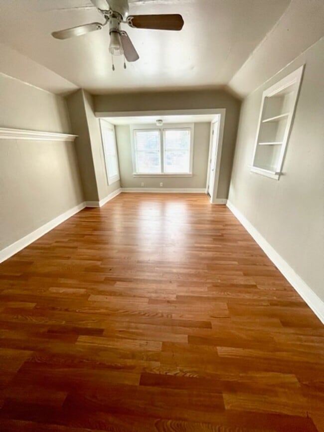 Building Photo - Cute westside cottage, close to downtown  ...