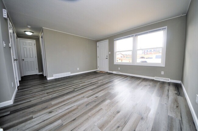 Building Photo - WAR: Granada Duplex - 309/311
