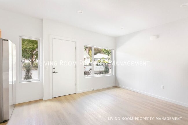 Building Photo - Brand New Modern 6BR Row House Townhome