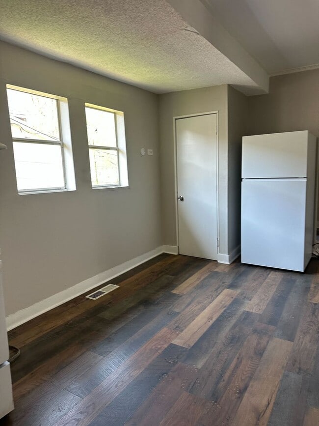 Building Photo - Charming 3-Bedroom, 1-Bathroom Home with Fenced Yard
