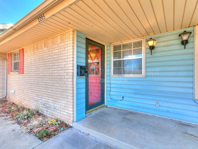 Building Photo - 2205 Donna Dr