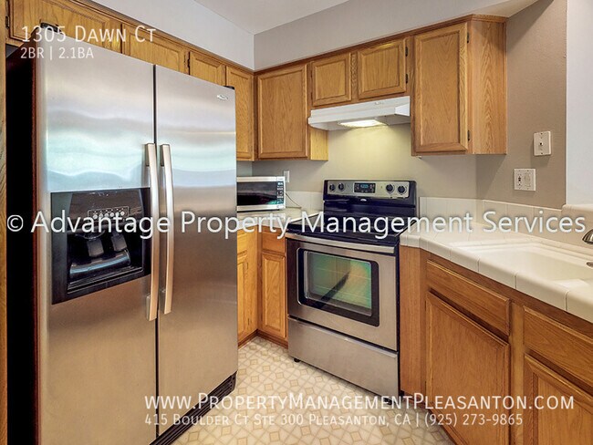 Building Photo - Spacious 2 Bed, 2.5 Bath, Townhome with 2-...