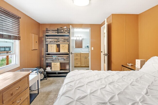 Building Photo - 3 Parking spots! Pets Negotiable, Open Floor Plan and Storage! Available now! Year lease!