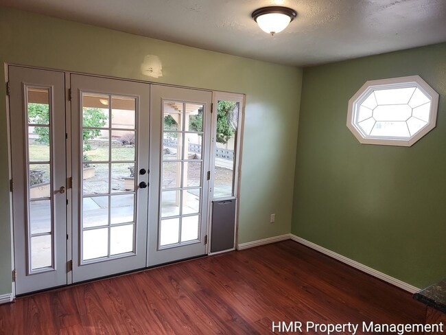 Building Photo - House on cul-de-sac with big back yard