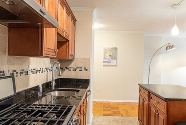 Primary Photo - 2 Hawthorne Pl