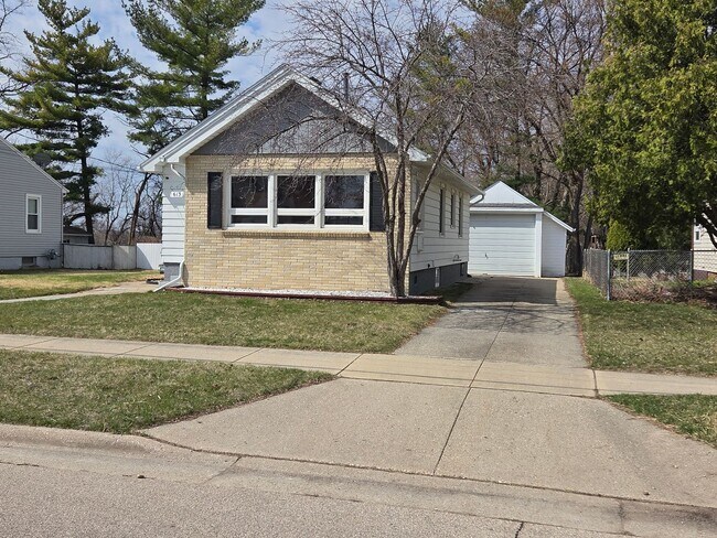 Building Photo - Charming 2-bedroom, 2-bath home